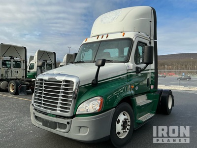 2015 Freightliner CA125 S/A Day Cab Truck Tractor