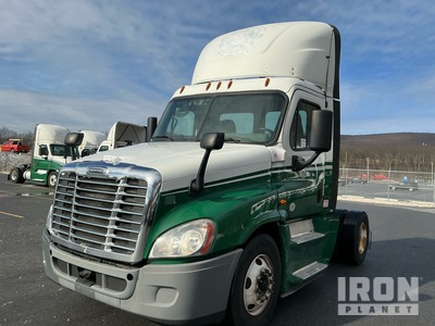 2015 Freightliner CA125 S/A Day Cab Truck Tractor