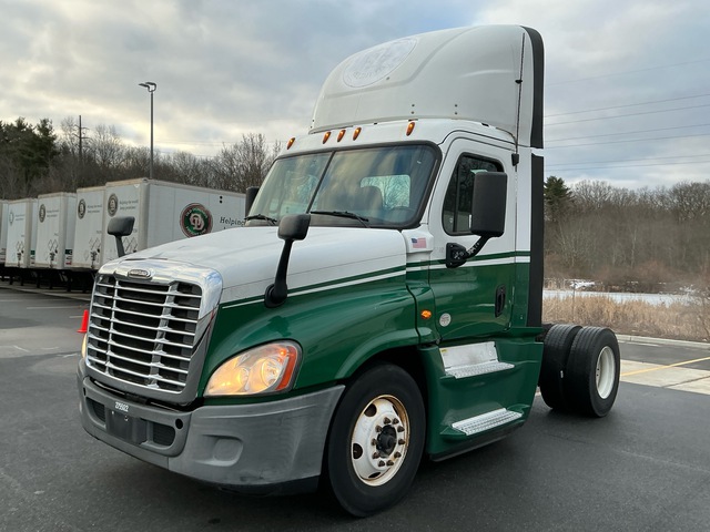 2015 Freightliner Cascadia 125 4x2 S/A Day Cab Truck Tractor