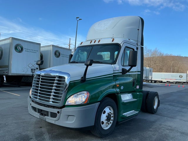 2015 Freightliner Cascadia 125 4x2 S/A Day Cab Truck Tractor