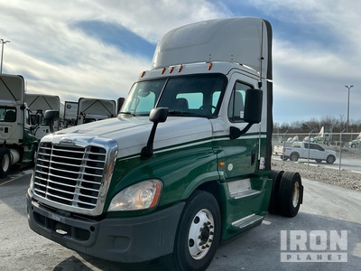 2015 Freightliner CA125 4x2 S/A Day Cab Truck Tractor