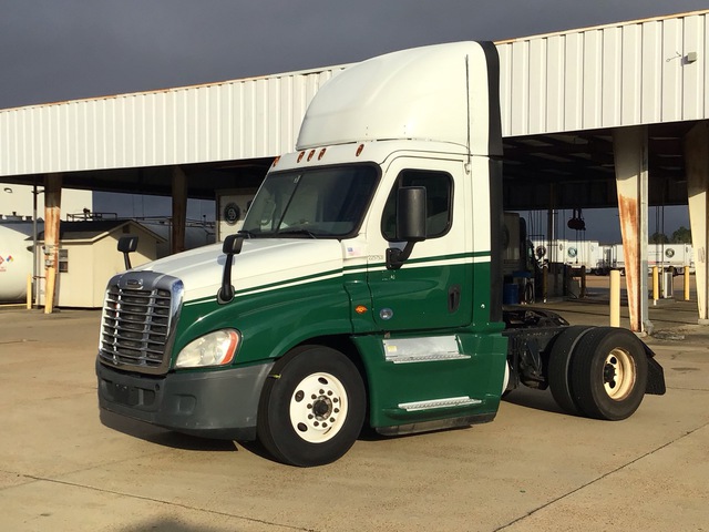 2017 Freightliner CA125 4x2 S/A Day Cab Truck Tractor