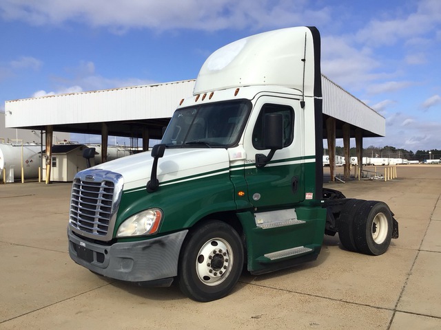 2017 Freightliner CA125DC 4x2 S/A Day Cab Truck Tractor