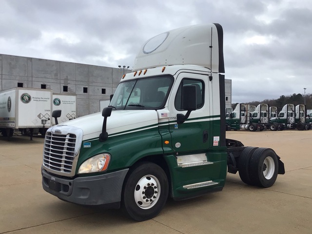 2017 Freightliner CA125DC 4x2 S/A Day Cab Truck Tractor