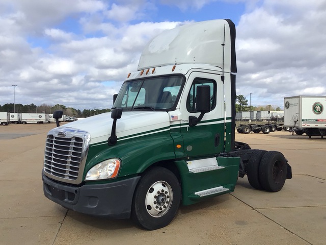 2017 Freightliner CA125DC 4x2 S/A Day Cab Truck Tractor