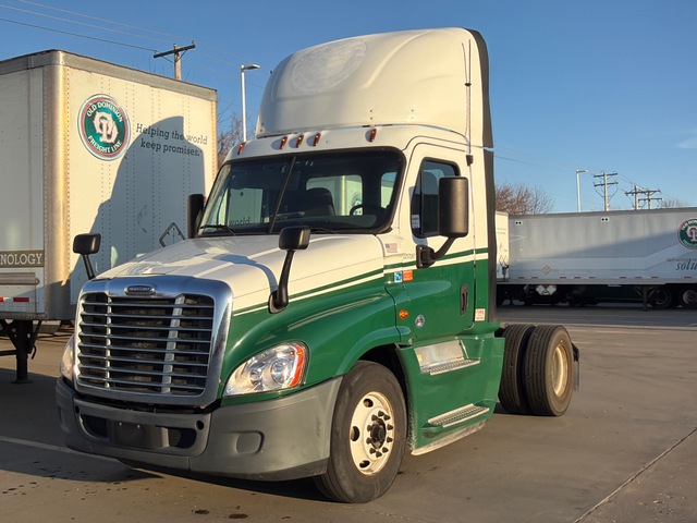 2017 Freightliner CA125 4x2 S/A Day Cab Truck Tractor