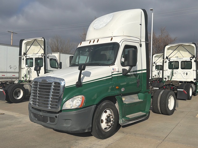 2017 Freightliner CA125 4x2 S/A Day Cab Truck Tractor