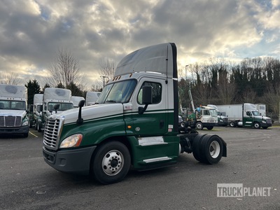 2016 Freightliner Cascadia 125 4x2 S/A Day Cab Truck Tractor