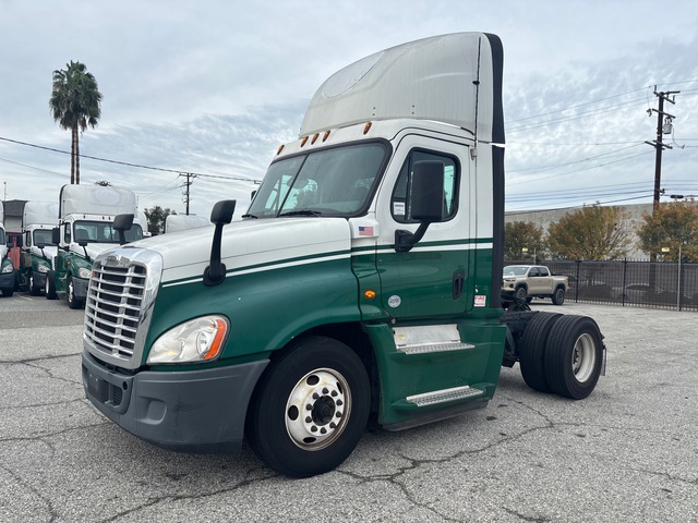 2017 Freightliner Cascadia 125 4x2 S/A Day Cab Truck Tractor