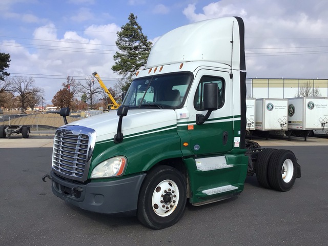 2016 Freightliner Cascadia 125 4x2 S/A Day Cab Truck Tractor
