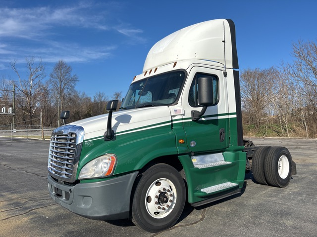 2017 Freightliner Cascadia 125 4x2 S/A Day Cab Truck Tractor