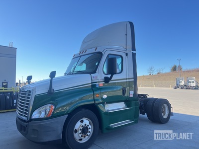 2017 Freightliner CA125DC 4x2 S/A Dagcabine Trekker