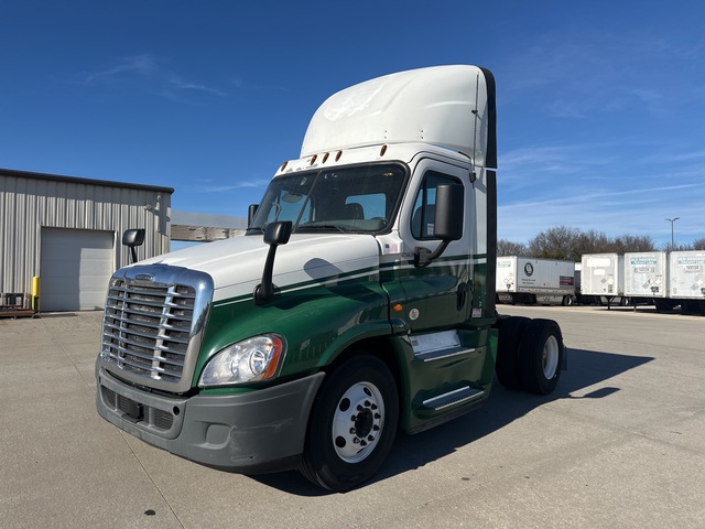 2018 Freightliner CA125 4x2 S/A Day Cab Truck Tractor