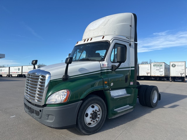 2017 Freightliner CA125 4x2 S/A Day Cab Truck Tractor