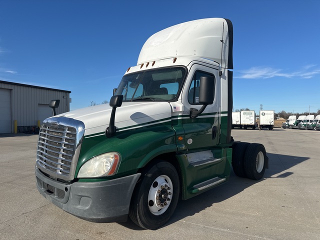 2017 Freightliner CA125 4x2 S/A Day Cab Truck Tractor