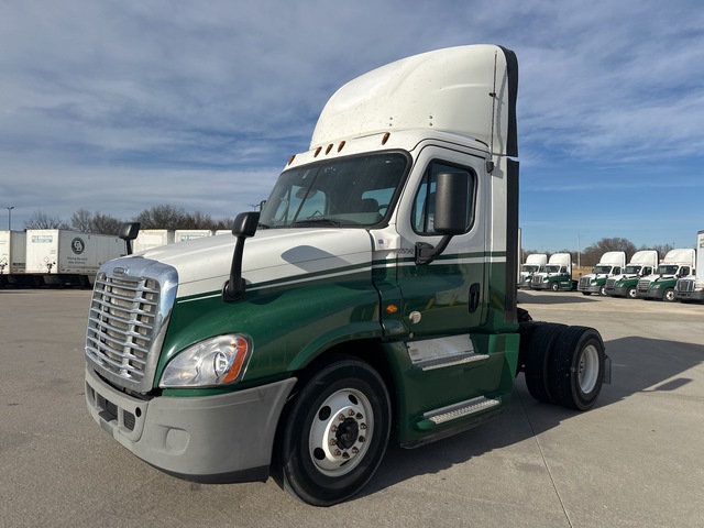 2017 Freightliner CA125 4x2 S/A Day Cab Truck Tractor