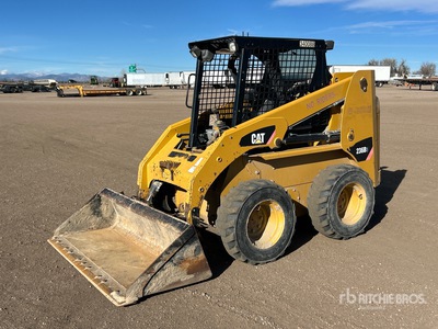 2010 Cat 236B3 Chargeuse à direction à glissement