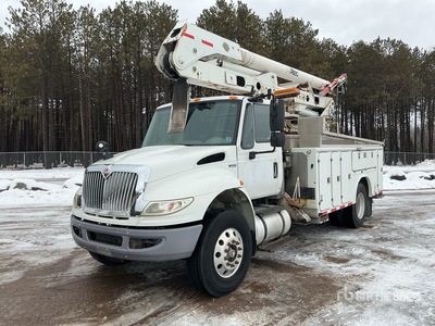 Altec AO445 45 ft on 2014 International 4400 4x2 Camion à godets