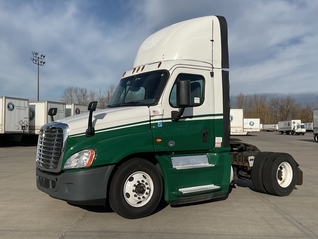 2016 Freightliner Cascadia 4x2 S/A Day Cab Truck Tractor