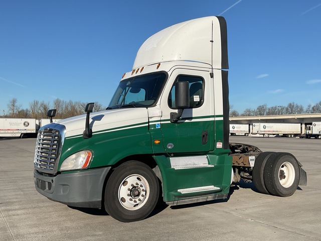 2016 Freightliner Cascadia 125 4x2 S/A Day Cab Truck Tractor