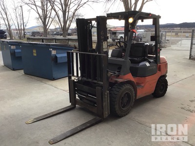 2001 Toyota 7FGU30 6600 lb Pneumatic Tire Forklift
