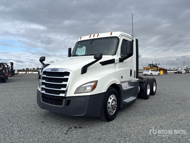 2020 Freightliner Cascadia 126 6x4 T/A Day Cab Truck Tractor