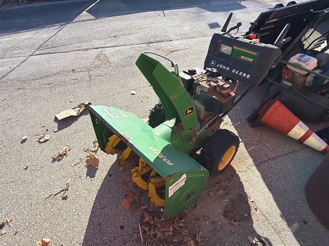 John Deere 1032D 2 ft 8 in Walk-Behind Snow Blower
