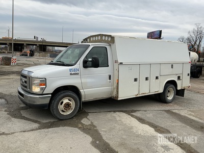 2015 Ford E-450 4x2 Utility Truck