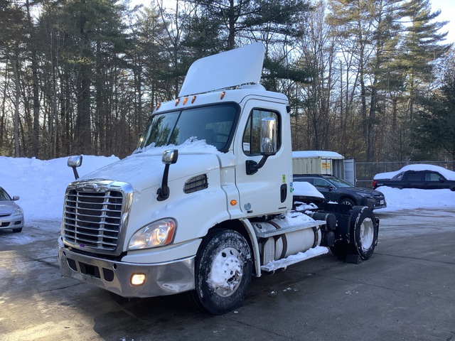 2012 Freightliner Cascadia 4x2 T/A Day Cab Truck Tractor 2012 Freightliner Cascadia 4x2 T/A Day Cab Truck Tractor