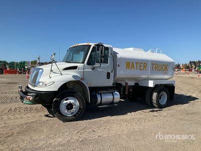 2018 International 4300 2500 gal 4x2 Camion à eau