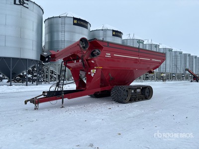 2011 J&M 1500 GrainStorm Tracked Graanwagen