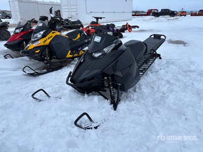 2016 Arctic Cat M8000 Snowmobile