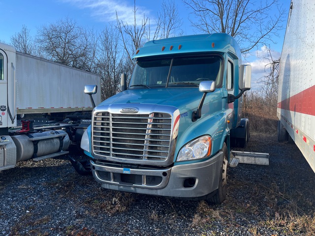 2016 Freightliner Cascadia 6x4 T/A Sleeper Truck Tractor (Glider Kit)