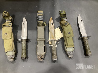 (44) Bayonet Knives w/Scabbards