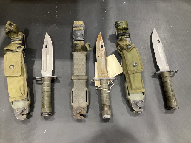 (44) Bayonet Knives w/Scabbards