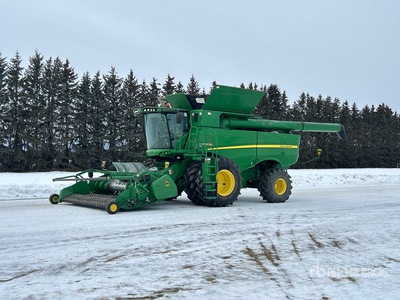 2013 John Deere S680 Combine Harvester