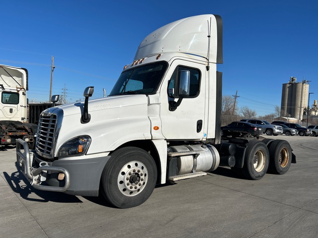 2017 Freightliner Cascadia 125 6x4 T/A Day Cab Truck Tractor