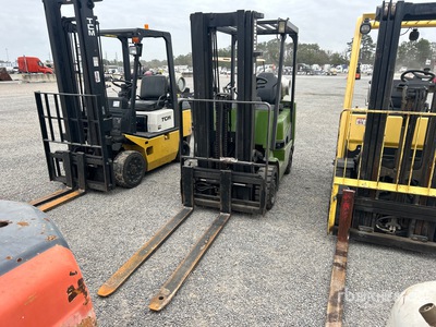 2001 Clark CGC25 4600 lb Pneumatic Tire Forklift