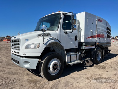 Elgin Broom Bear on 2017 Freightliner M2 106 Autocarro spazzatrice