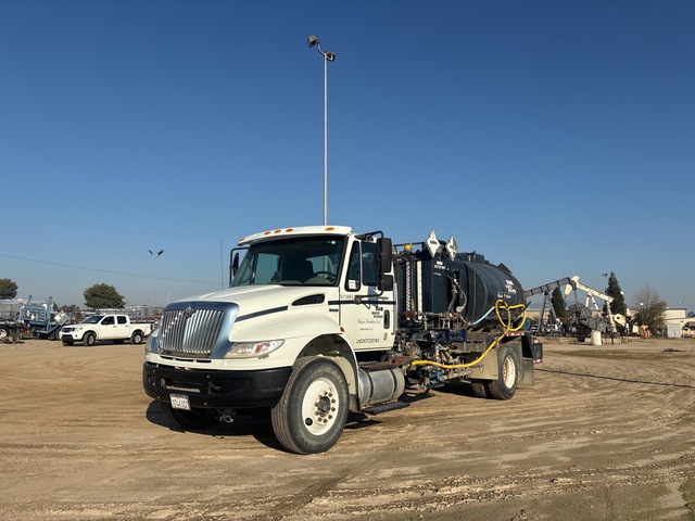 2009 International 4400 4x2 Treater Truck