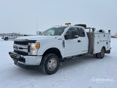 2017 Ford F-350 XLT 4x4 Extended Cab Utility Truck
