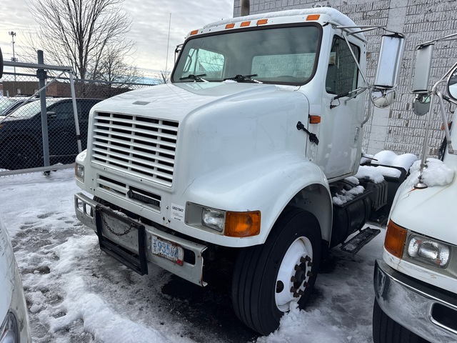 2000 International 8100 4x2 S/A Day Cab Truck Tractor