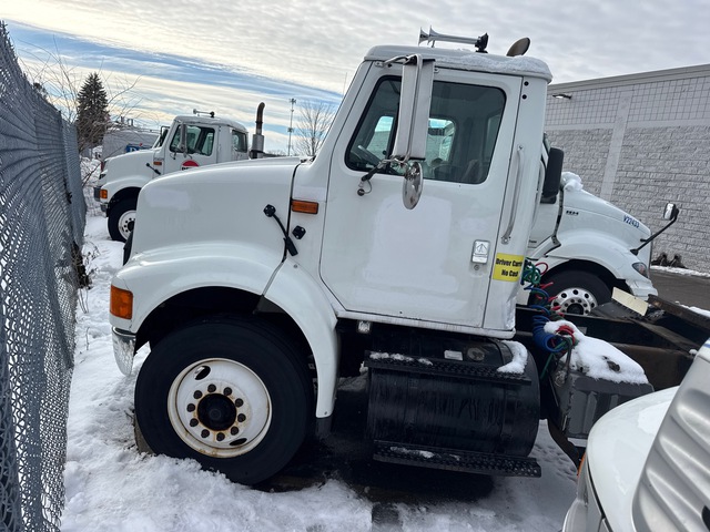 2000 International 8100 4x2 S/A Day Cab Truck Tractor