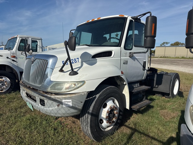 2004 International 4900 4x2 S/A Day Cab Truck Tractor (Inoperable)