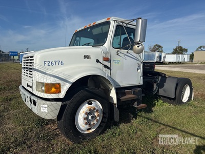 2001 International 4900 4x2 4x2 S/A Dagcabine Trekker (Inoperable)