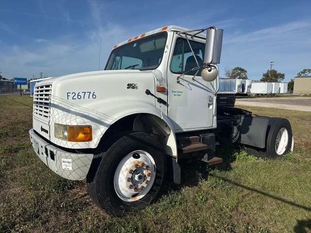 2001 International 4900 4x2 S/A Day Cab Truck Tractor