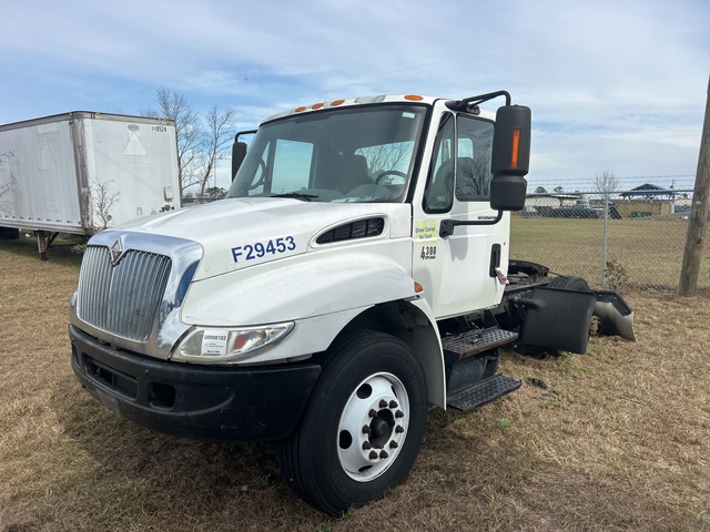 2003 International 4300 4x2 S/A Day Cab Truck Tractor