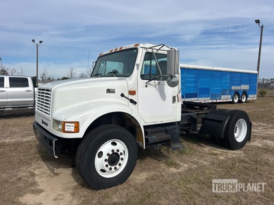 2001 International 4900 4x2 4x2 S/A Day Cab Truck Tractor