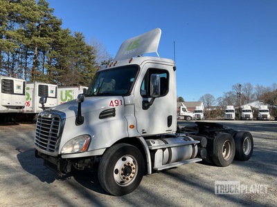 2012 Freightliner CA113 6x4 Ciągnik siodłowy T/A z kabiną dzienną