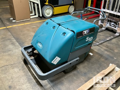 2017 Tennant S10 Walk-Behind Electric を見 Sweeper